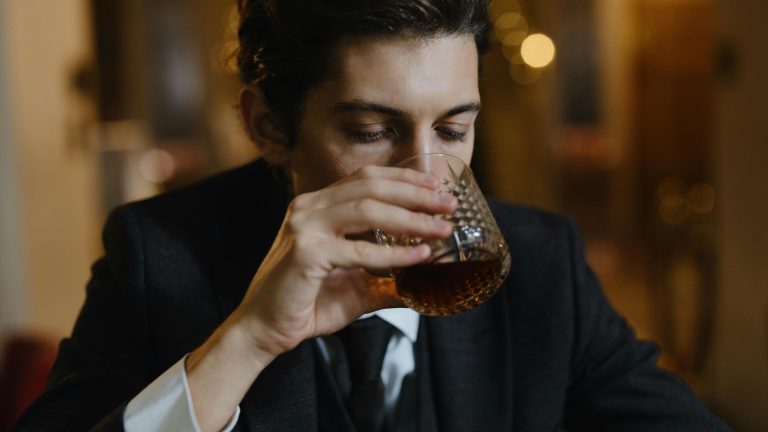 does-alcohol-lower-testosterone: drinking man